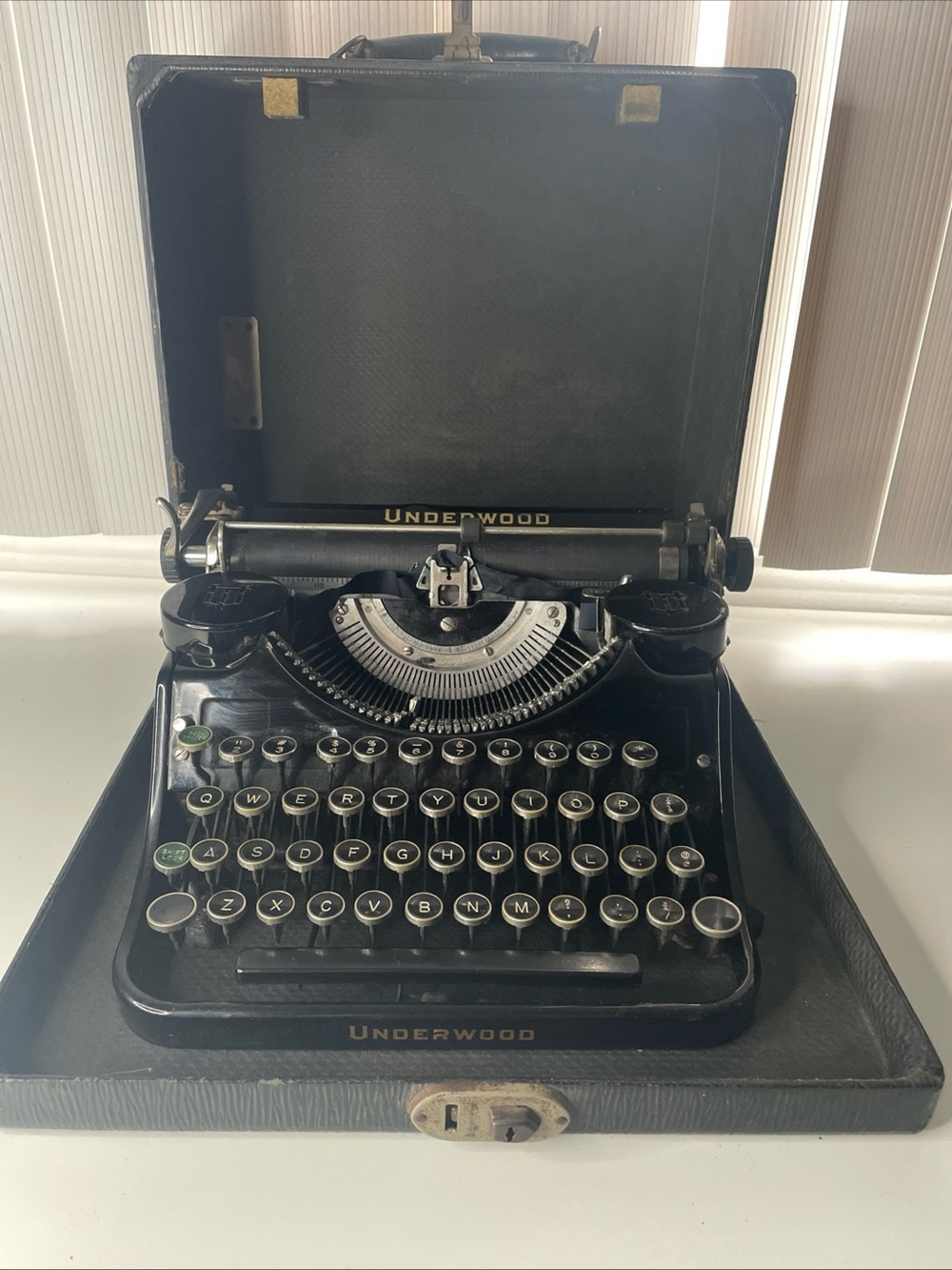 Vintage 1936 Underwood Universal Portable Typewriter  Black w/ Case Untested